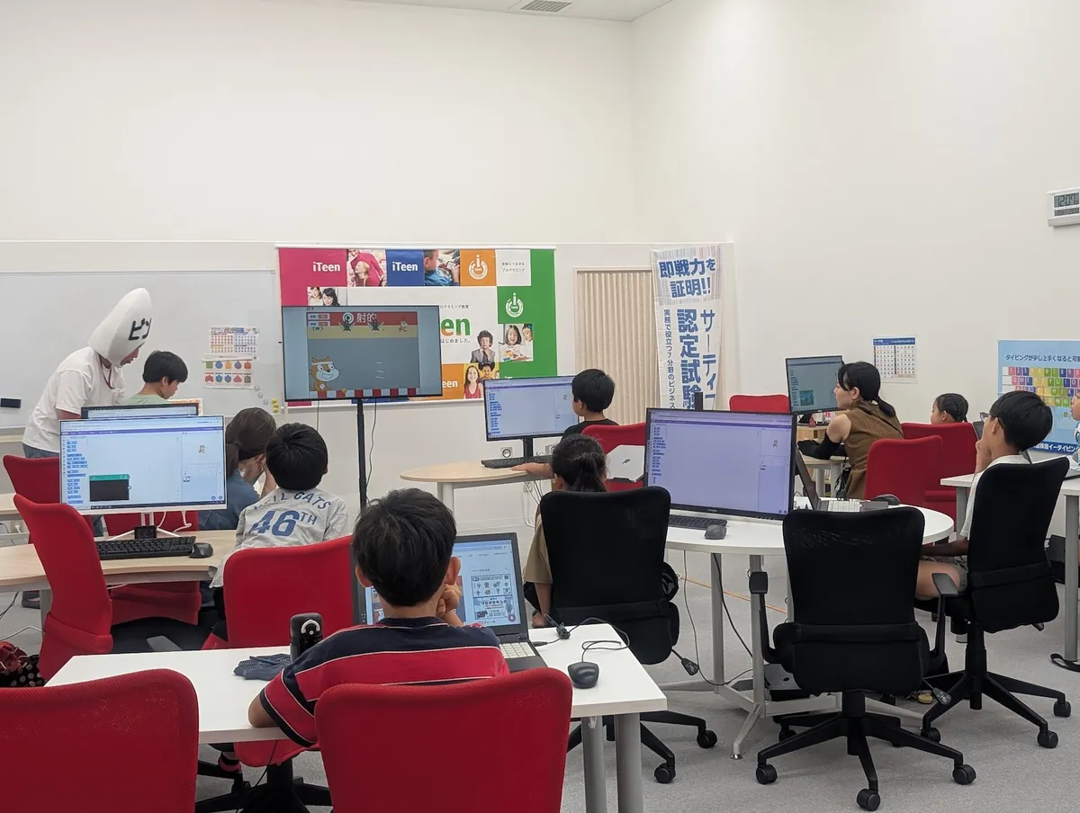 教室で学ぶ生徒たち